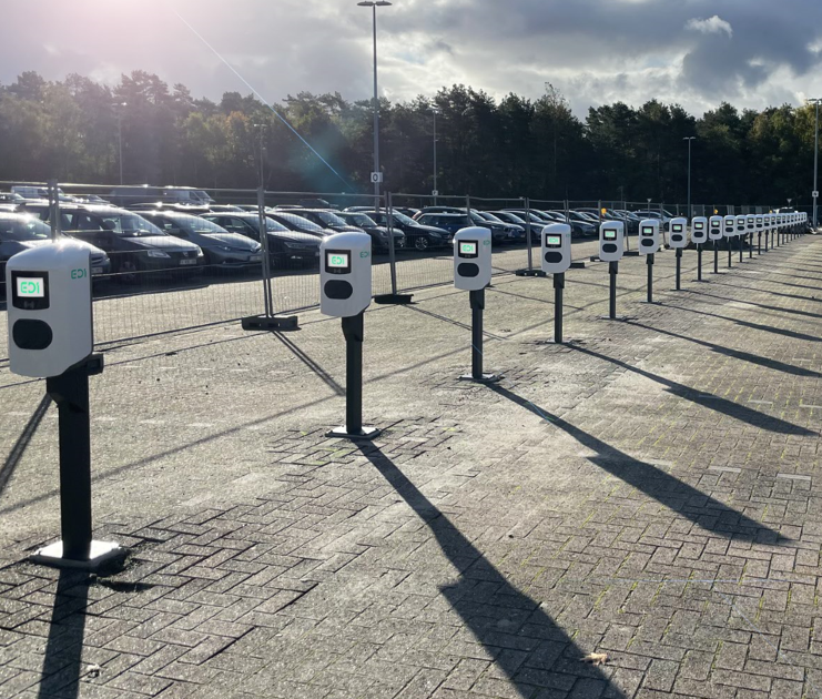 Rij laadpalen op de parking van een bedrijf