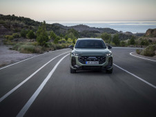 Frontale actieopname van de Audi Q3 2025 in een bergachtig landschap