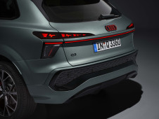 Close-up van de LED-achterlichten en achterbumper van de Audi Q3 2025