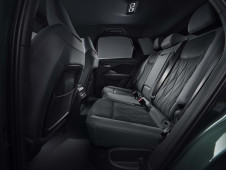 Interieur van de Audi Q3 2025: achterbank met donkere bekleding