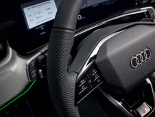 Close-up van het stuurwiel met Audi-logo en bedieningsknoppen