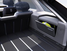 Skoda Vision O auto kofferruimte met opbergvak voor neon groene laadkabel.