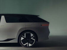 Zijaanzicht Skoda Vision O auto, lichtgrijs, futuristisch design, unieke velgen, slank achterlicht.