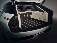 Skoda Vision O lichtgrijs SUV, open kofferbak met innovatieve opbergruimte en designvloer.