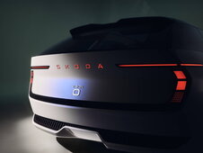 Achterkant donkergrijze Skoda Vision concept met opvallende rode LED-achterlichten en verlicht logo.