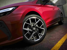 Rode Seat Ibiza met sportieve zwarte en zilveren velgen en heldere LED-koplampen.