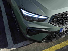 Groene Seat Arona SUV met heldere LED-dagrijverlichting en opvallende grille-details.