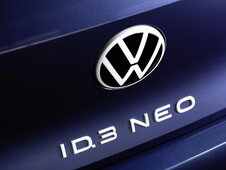 Close-up van het Volkswagen ID.3 Neo logo op de voorzijde.