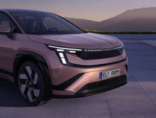 Škoda Peaq bij zonsondergang schuin vooraan close-up