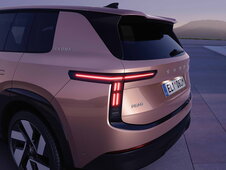 Škoda Peaq bij zonsondergang schuin achteraan close-up