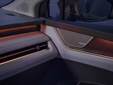 Škoda Peaq bij zonsondergang verlichting interieur detail sonos