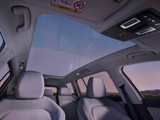 Škoda Peaq bij zonsondergang panoramisch dak