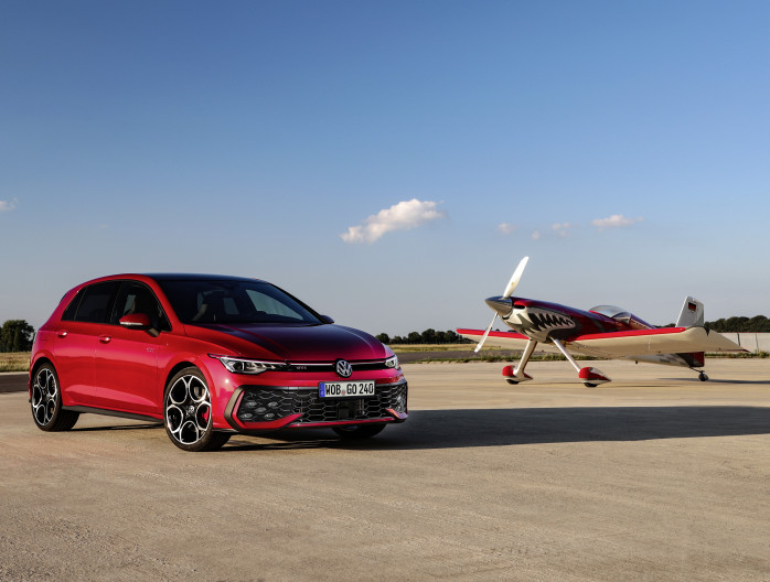 Thoen Volkswagen Golf R-line 2024 schuin voor vliegtuig 2