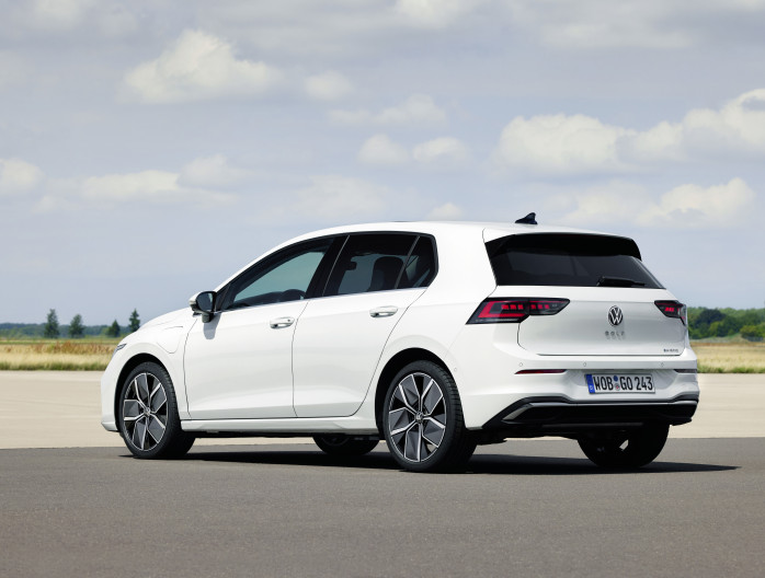 Thoen Volkswagen Golf E-hybrid 2024 schuin achter