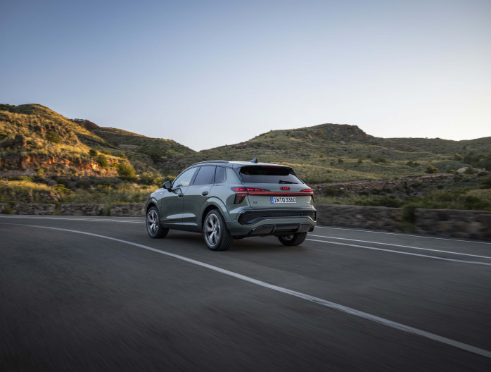 jpg,De Audi Q3 2025 rijdt over een bergweg, linksachteraanzicht