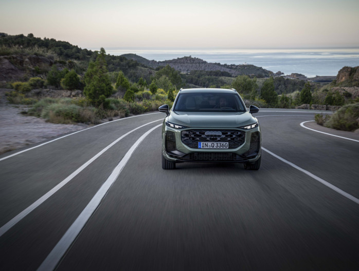 Frontale actieopname van de Audi Q3 2025 in een bergachtig landschap