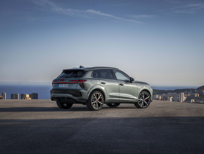 Achterkant van de Audi Q3 2025 met zicht op de stad en de zee