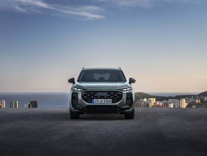 Frontaal zicht op de Audi Q3 2025 geparkeerd met skyline op de achtergrond