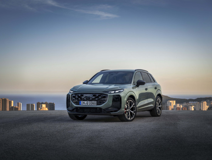 Audi Q3 2025 met zicht op de stad tijdens zonsondergang, linksvooraanzicht