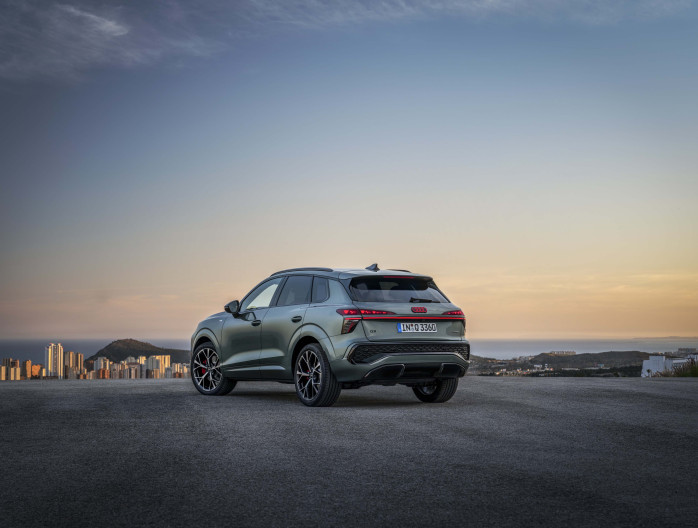 Achterkant van de Audi Q3 2025 met zicht op de stad en de zee