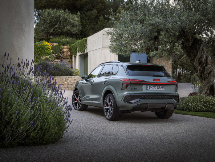 Audi Q3 2025 geparkeerd aan een moderne woning, linksachteraanzicht