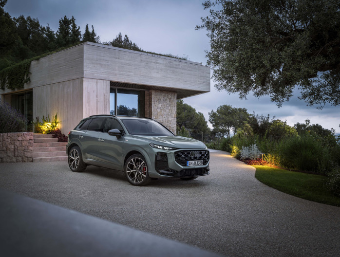 Voorzijde van de Audi Q3 2025 voor een moderne woning
