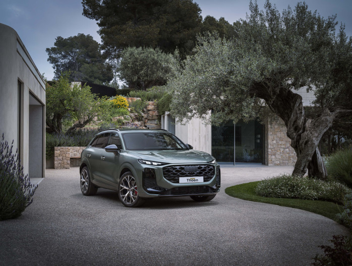 Vooraanzicht van Audi Q3 2025 geparkeerd aan hedendaagse woning