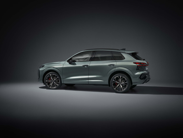 Zijaanzicht van de Audi Q3 2025 in een studio-opstelling