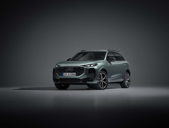 Frontaal zicht op de Audi Q3 2025 in studioverlichting