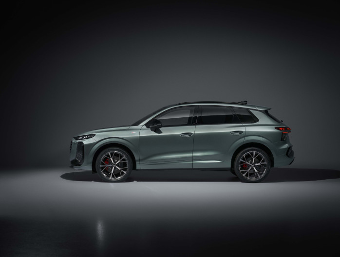 Links zijaanzicht van de Audi Q3 2025 in studio-opstelling