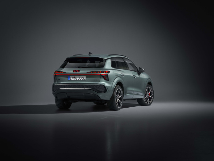Achteraanzicht van de Audi Q3 2025 in donkere studio