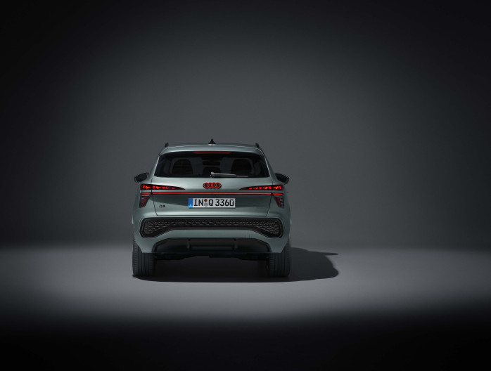 Volledig zicht op de achterkant van de Audi Q3 2025 in de studio