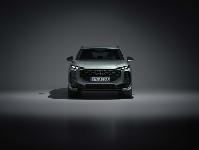 Vooraanzicht van de Audi Q3 2025 met LED-verlichting aan