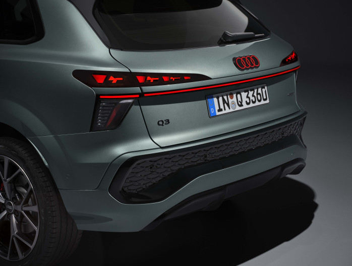 Close-up van de LED-achterlichten en achterbumper van de Audi Q3 2025
