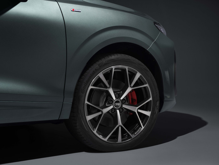 Detailopname van het sportieve wiel met rode remklauw van de Audi Q3 2025
