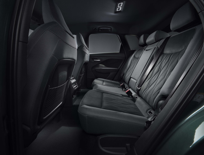 Interieur van de Audi Q3 2025: achterbank met donkere bekleding