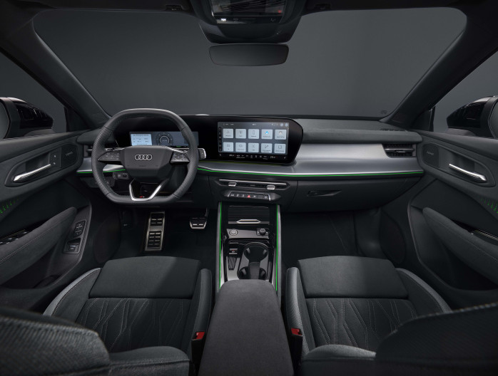 Volledig interieurzicht van de Audi Q3 2025: dashboard en stoelen vooraan