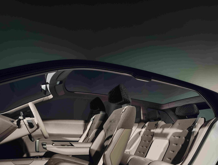 Het moderne beige interieur van de Skoda Vision O auto met een ruim panoramadak.