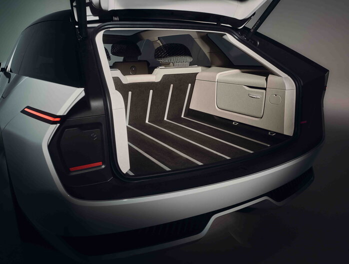 Skoda Vision O lichtgrijs SUV, open kofferbak met innovatieve opbergruimte en designvloer.