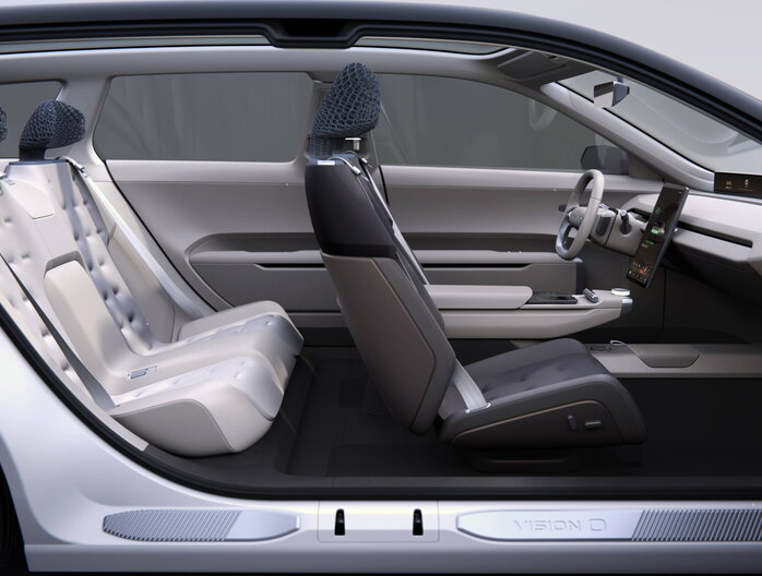 Skoda Vision O Vision D conceptauto interieur met stijlvolle witte en grijze stoelen en minimalistisch dashboard.