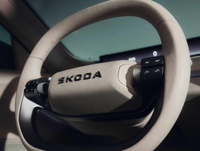 Skoda Skoda Vision O interieur met modern beige stuurwiel en geïntegreerde bedieningselementen.