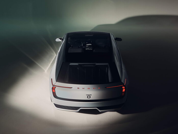 Achteraanzicht van de zilveren Skoda Vision O conceptauto, met kenmerkende rode verlichting en modern design.