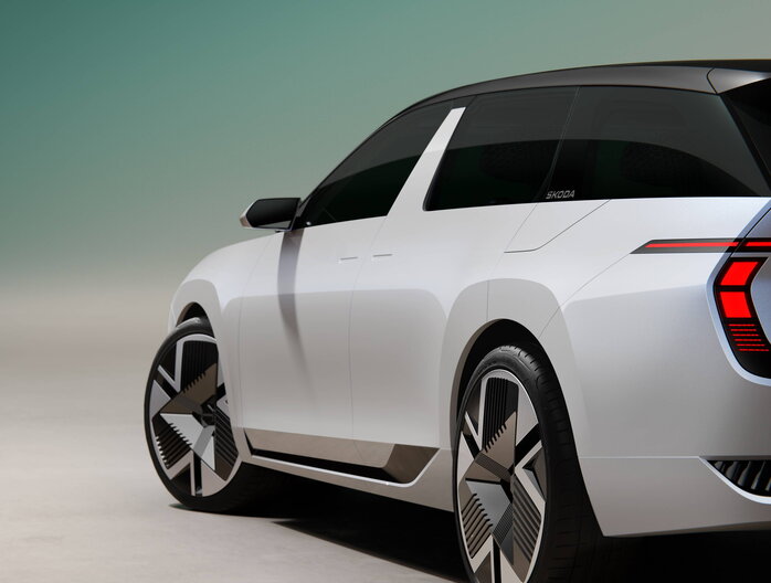 Zijaanzicht van de witte Skoda Vision 7S elektrische SUV conceptauto met opvallende velgen en achterlichten.