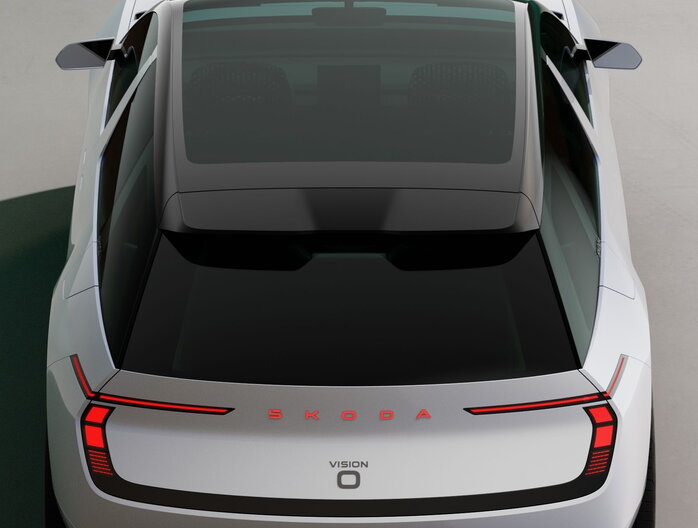 Witte Skoda Vision O conceptauto met kenmerkende rode SKODA letters en een glazen dak.