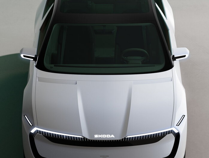 De witte Skoda Vision O conceptauto met opvallende LED-lichtbalk en panoramadak, bovenaanzicht.