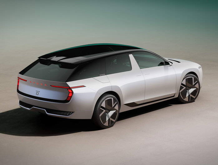Een zilveren Skoda Vision O conceptcar met strakke lijnen en unieke achterlichten.
