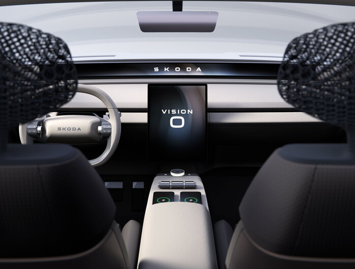 Modern licht interieur van de Skoda Vision O concept met groot centraal scherm.