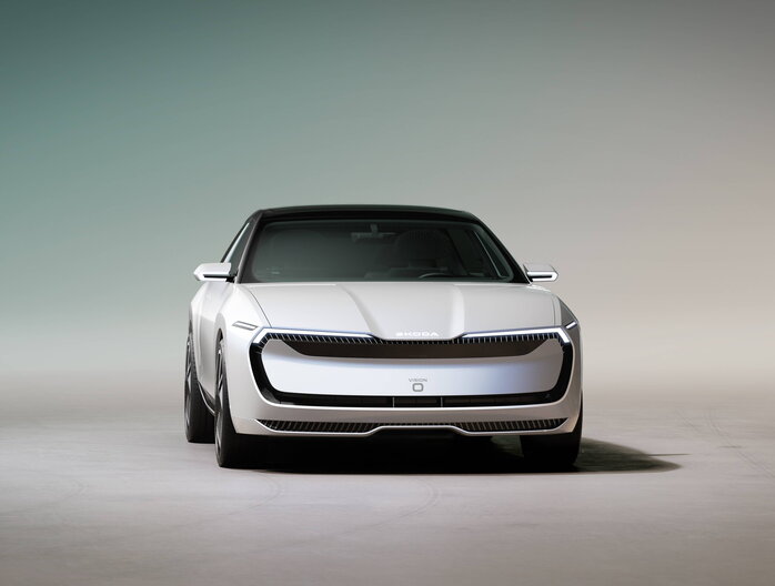 Skoda Vision O, een witte elektrische concept-car, toont zijn futuristische voorzijde en innovatieve verlichting.