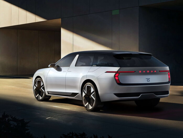 Witte Skoda Vision O elektrische concept SUV met opvallende rode achterlichten en moderne velgen.