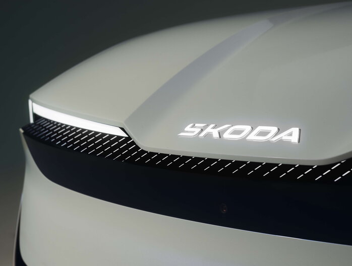 Witte Skoda auto detail: verlicht merklogo en grille aan de voorzijde.